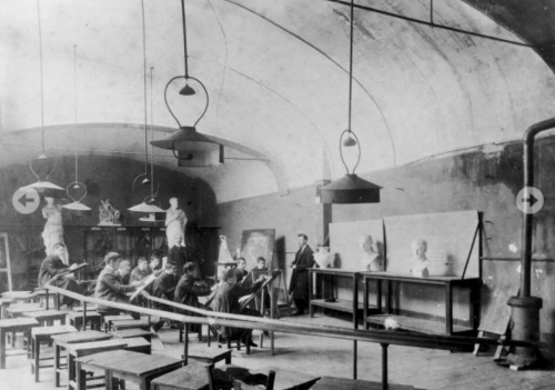 Salle de dessin  lycée avant 1914.png